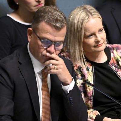 Statsminister Petteri Orpo och finansminister Riikka Purra i plenisalen. 