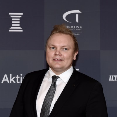 Antti Kurvinen hymyilee Urheilugaalan punaisella matolla.