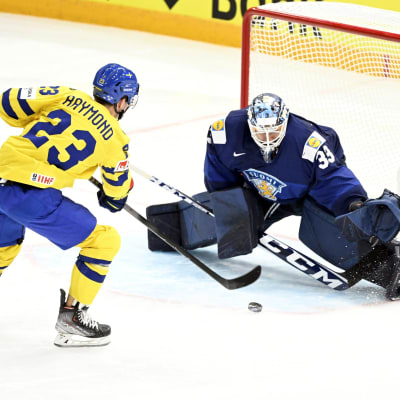 Lucas Raymond skjuter straff mot Emil Larmi.