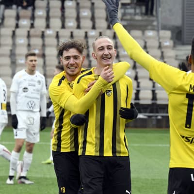 Agon Sadiku och Florian Krebs firar mål.