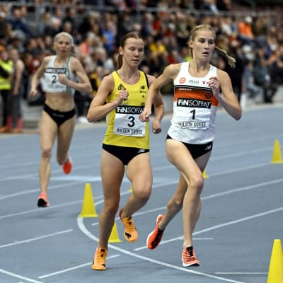 Nathalie Blomqvist leder fältet på 3000 meter.
