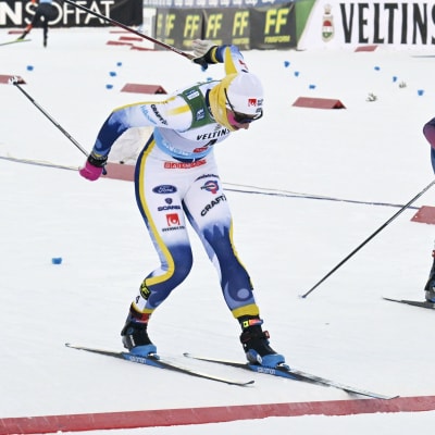 Moa Ilar besegrar Jessie Diggins i en spurtduell.