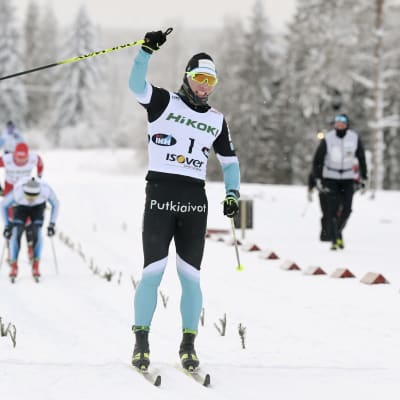 Lauri Vuorinen korsar mållinjen med armen i luften.