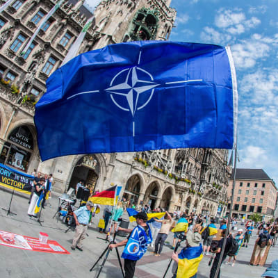 Ukrainare demonstrerade för medlemskap i Nato i München i somras.