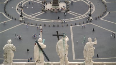 Bild av statyerna vid Peterskyrkan i Rom.