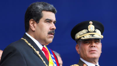Venezuelas försvarsminister Vladimir Padrino (till höger) i sällskap av president Nicolás Maduro under en militär ceremoni den 10 januari 2019.