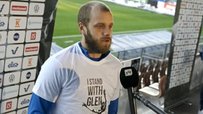 Teemu Pukki ger intervjuer före VM-kvalmatchen mot Bosnien och Hercegovina.