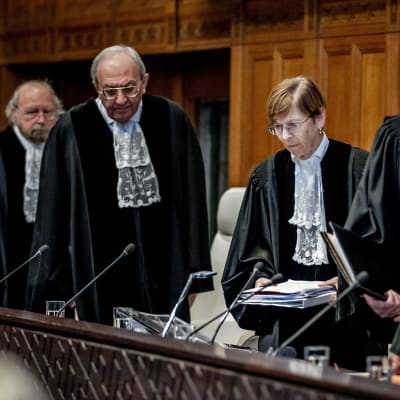 Tuomioistuimen presidentti Joan Donoghue ja muut Kansainvälisen tuomioistuimen (ICJ) tuomarit saapumassa paikoilleen Haagissa.