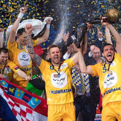 Grzegorz Tkaczyk och Michal Jurecki lyfter CL-bucklan.
