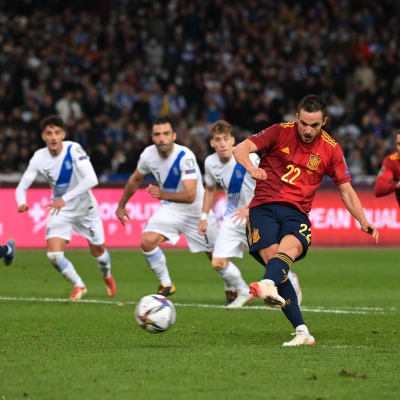 Pablo Sarabia skjuter en straff.