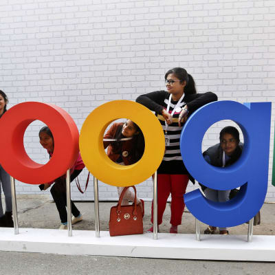 Indiska studerande och Googles logotyp i New Delhi den 17 december 2015.