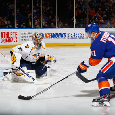 Nashville-målvakten Pekka Rinne och New York Islanders-backen Lubomir Visnovsky.