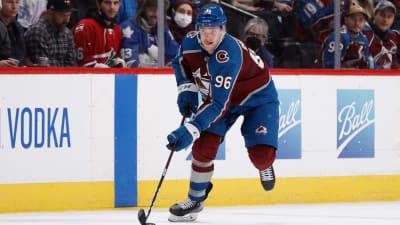 Mikko Rantanen med pucken.