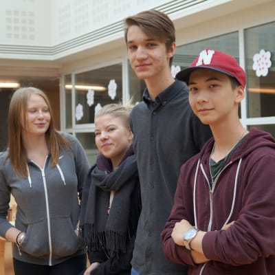 Amanda Storrank, Tilde Östberg, Joar Nylund och John Wik går i vår ut nian i Oxhamns skola i Jakobstad.