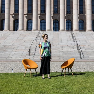 Satu Hassi kuvattiin Eduskuntatalolla.