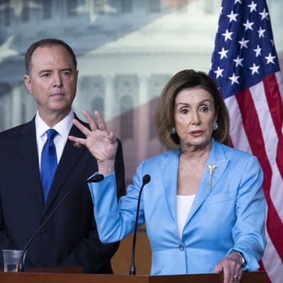 Adam Schiff, ordförande för representanthusets underrättelseutskott och talman Nancy Pelosi höll en presskonferens om riksrättsutredningen också den 2 oktober. 