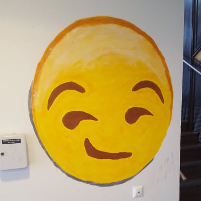 Smiley målad på väggen i Kungsvägens skola.
