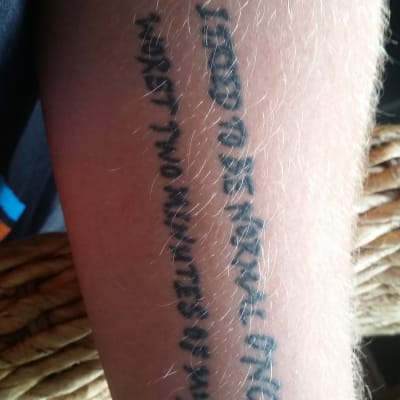 Tatuering med texten "I used to be normal once. The worst tow minutes of my life."