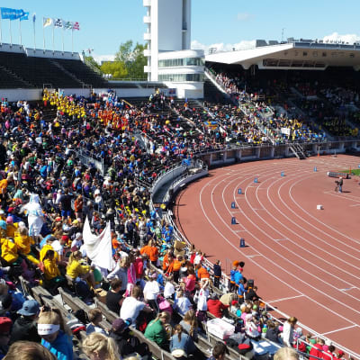 En bild över läktarna på Olympiastadion i Helsingfors.