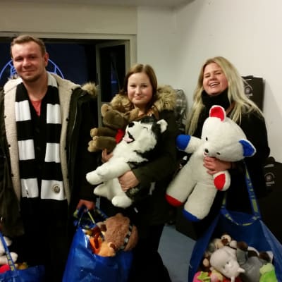 Jakob Sundqvist, Cassandra Lehmus och Sofia Klemetti efter teddybjörnsregnet i Åbohallen, november 2015.