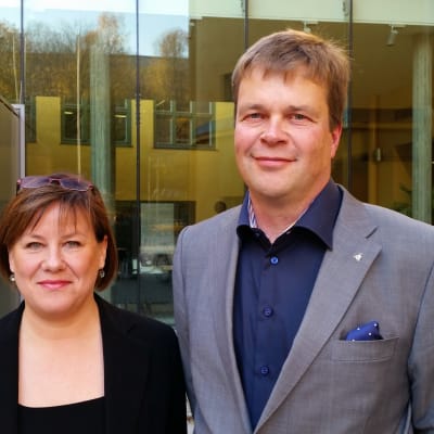 Professorerna Elina Pirjatanniemi och Ronald Österbacka poserar utanför ASA-huset.