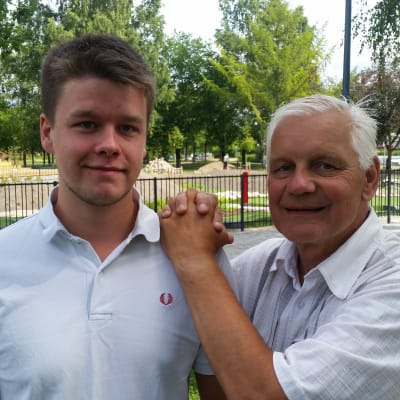 Tobias Sundholm och Folke Pahlman poserar vid äventyrsgolfen i Pargas.
