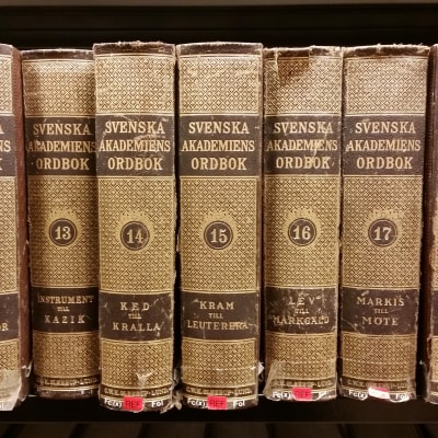 Närbild av banden 10 till 19 av Svenska akademiens ordbok.