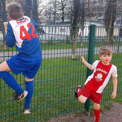 Pojkar spelar fotboll