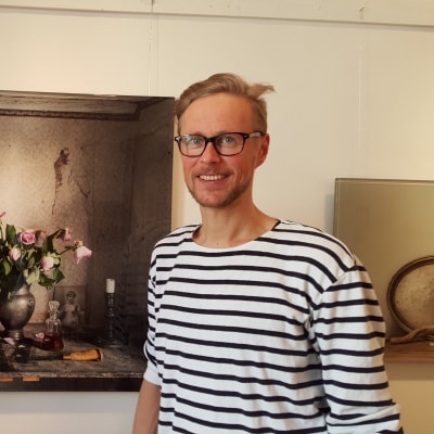 Niclas Warius intill sin installation Until the End (Laidi). 2014.