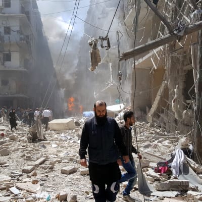 Människor i den rebellkontrollerade stadsdelen Bustan Al Qasr i Aleppo efter flygräder 28.4.2016