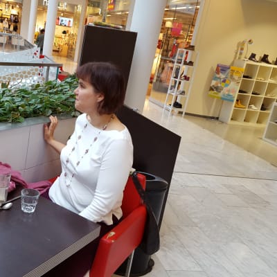 Ung diplomingenjlör fick jobb i sverige
