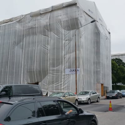 Huputettuja kerrostaloja