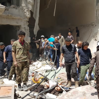 Aleppon kapinallisalueella siivottiin pommitusten jälkiä huhtikuussa.