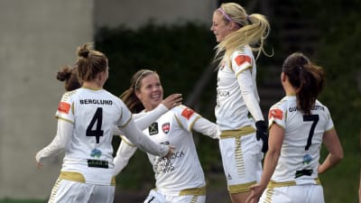 FC Rosengård firar ett mål mot PK-35 i Vanda.