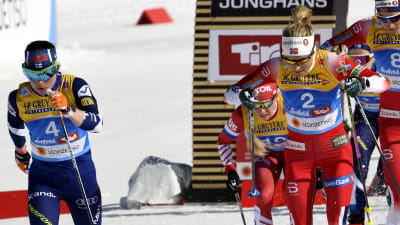 Norska åkare vid starten av damernas skiathlontävling i VM i Seefeld.
