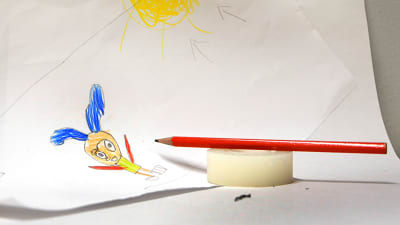 Barnteckning, blyertspenna och tejprulle.