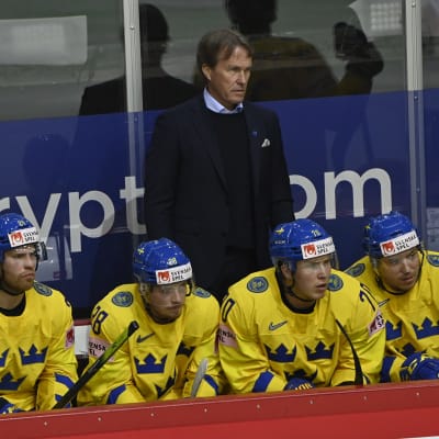 Johan Garpenlöv och svenska spelare blickar tomt mot planen.