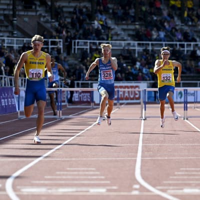 Jonni Blomqvist löper bredvid två svenskar i Sverigekampen.