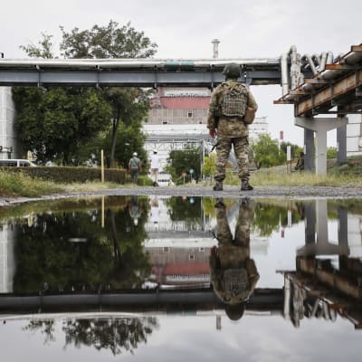 Sotilas seisoo Zaporižžjan ydinvoimalan alueella.