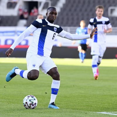 Glen Kamara med bollen.
