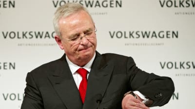 Volkswagens före detta vd Martin Vinterkorn tittar på sin telefon under en presskonferens i Stuttgart.