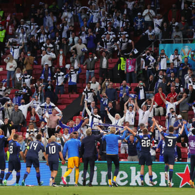 Spelarna tackar de tillresta finländska fansen för stödet på Parken.