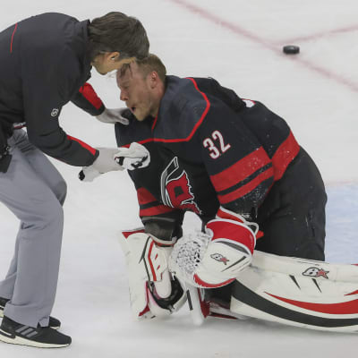 Antti Raanta polvillaan saatuaan iskun päähänsä Carolinan ja Bostonin pudotuspeliottelussa 5.5.2022.