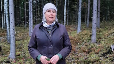 Annikka Selander i en skog.