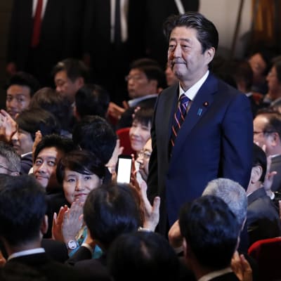 Japans styrande konservativa parti, Liberaldemokraterna återvalde Shinzo Abe med klar majoritet   