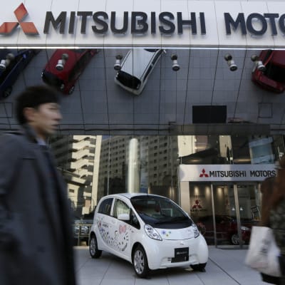 Fotgängare utanför Mitsubishis huvudkontor i Tokyo, Japan