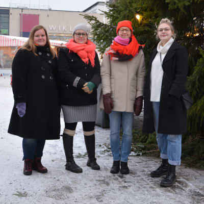 Fyra unga kvinnor på Åbo salutorg ska demonstrera mot våldet mot kvinnor.