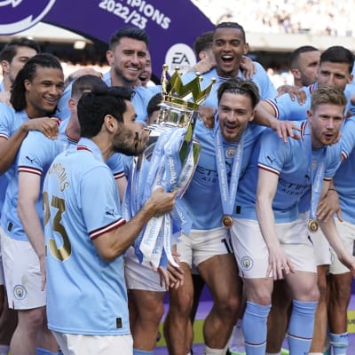 Manchester City firar med pokalen.