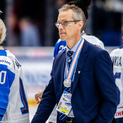 Pasi Mustonen med silvermedalj runt halsen, VM 2019.