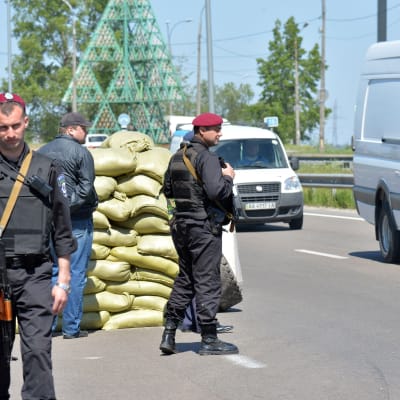 Ukrainska säkerhetsstyrkor har skärpt säkerheten i Kiev inför firandet av Segerdagen den 9 maj 2014.